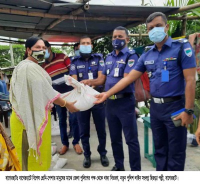বাগেরহাটে কর্মহীণদের মাঝে পুলিশের পক্ষ থেকে খাদ্য সামগ্রী বিতরণ